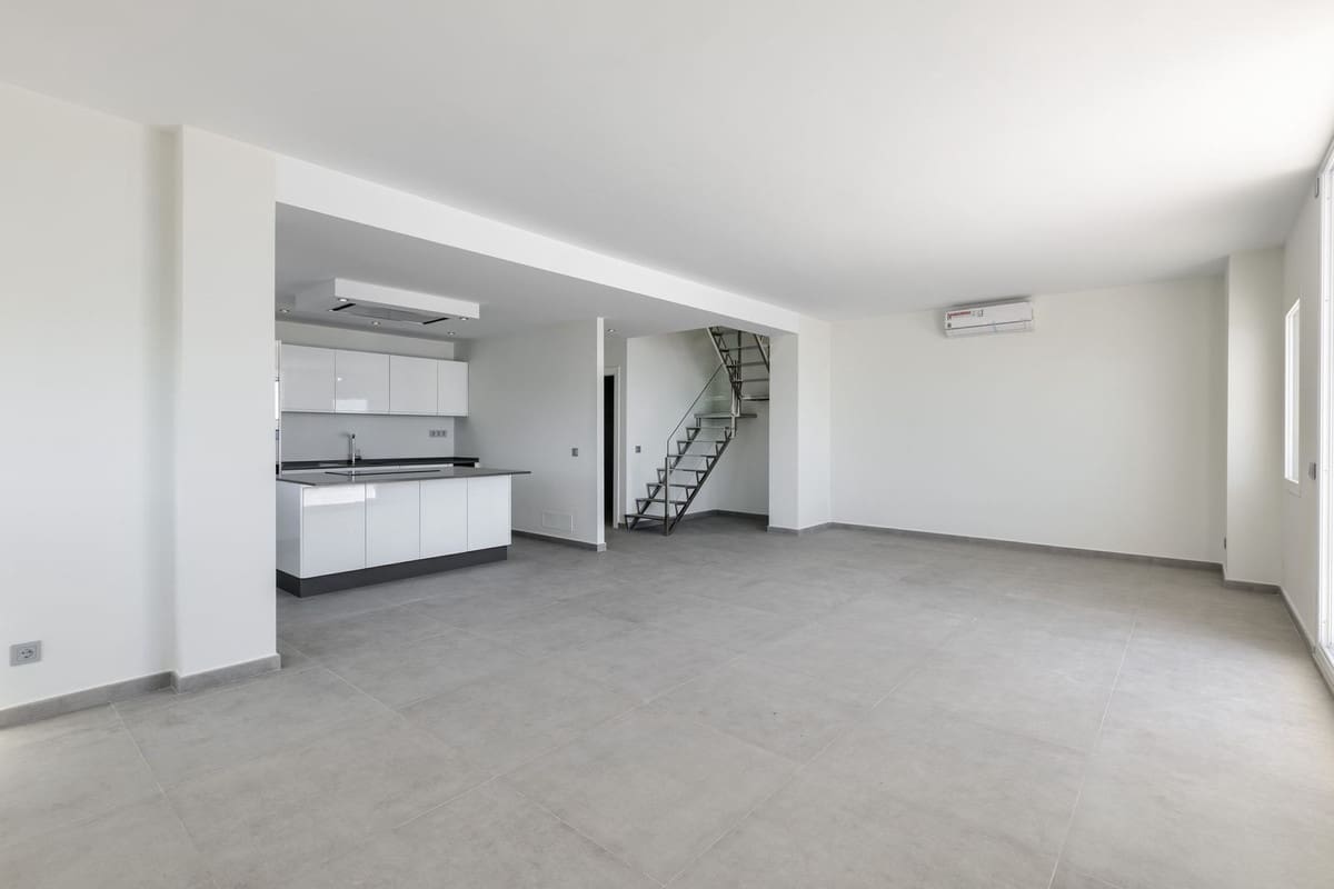 3 soverom Penthouse til salgs i Estepona med svømmebasseng garasje - € 719 000 (Ref: 7601851)