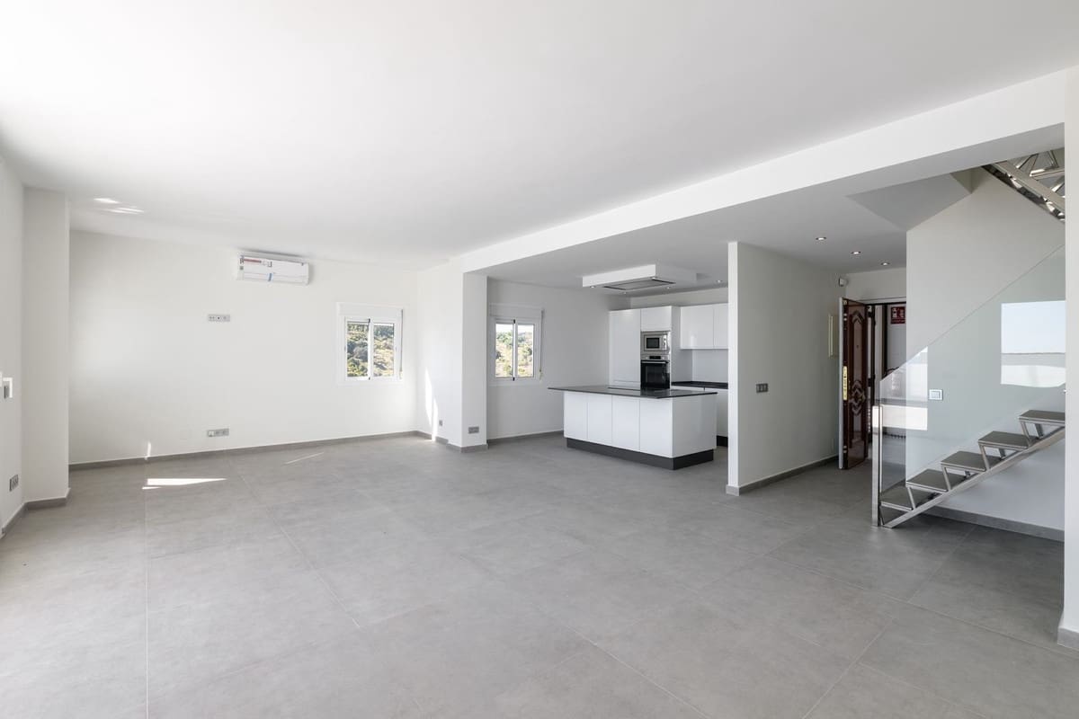 3 soverom Penthouse til salgs i Estepona med svømmebasseng garasje - € 719 000 (Ref: 7601851)