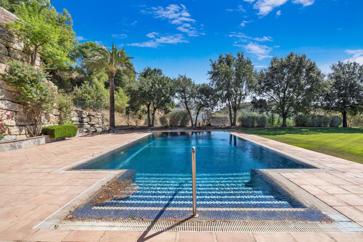 4 bedroom Villa for sale in Benahavis with pool garage - € 3,250,000 (Ref: 7601853)