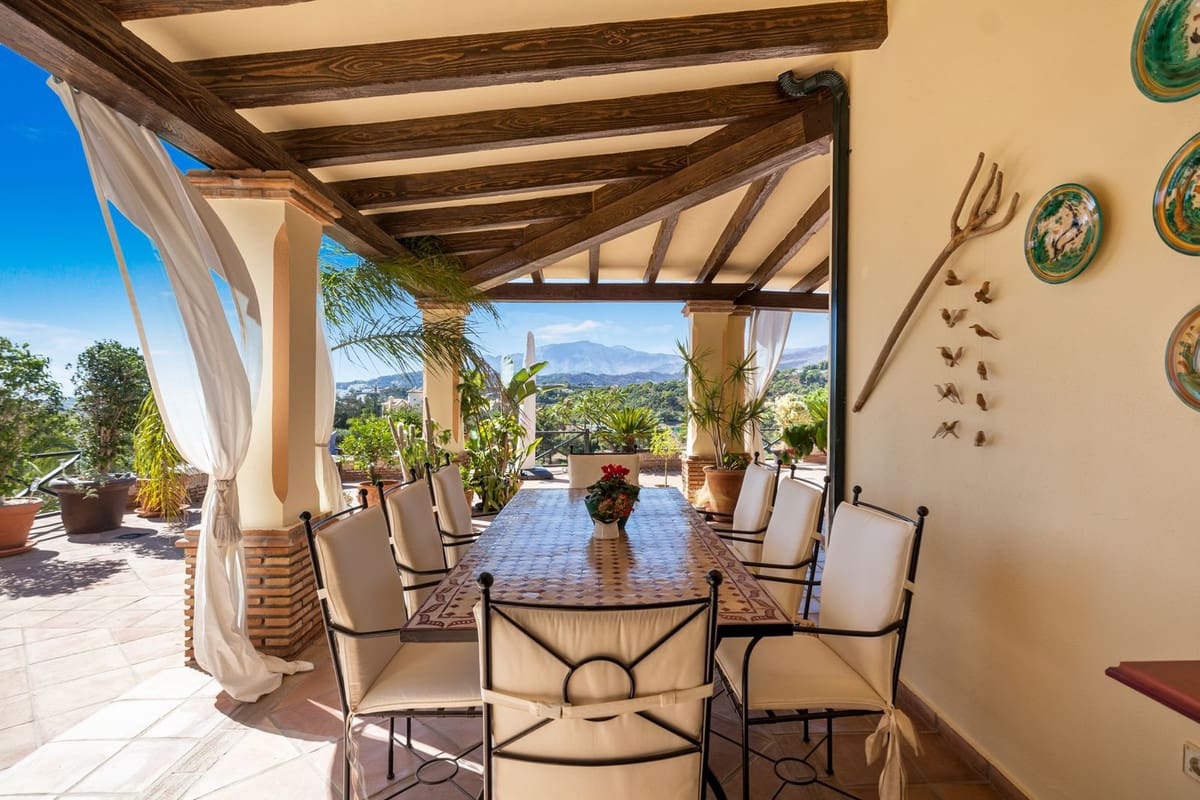 4 bedroom Villa for sale in Benahavis with pool garage - € 3,250,000 (Ref: 7601853)