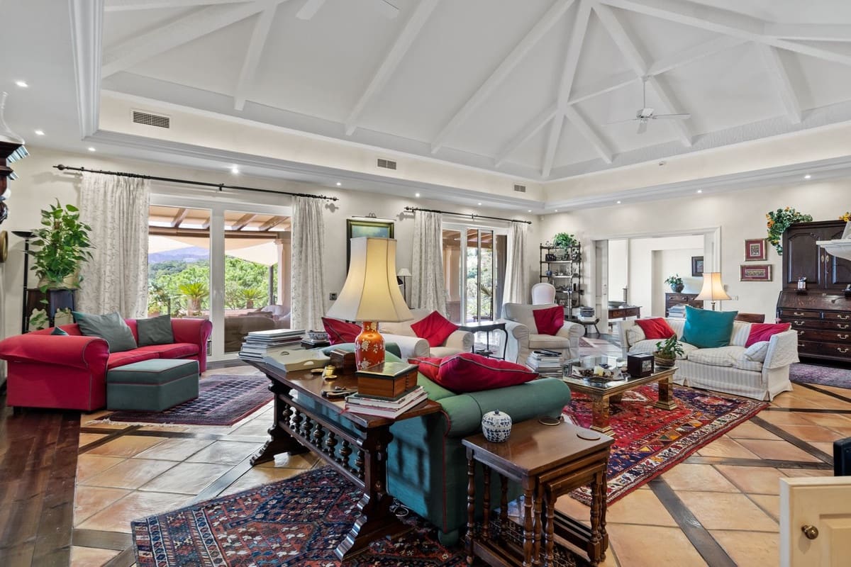 4 bedroom Villa for sale in Benahavis with pool garage - € 3,250,000 (Ref: 7601853)