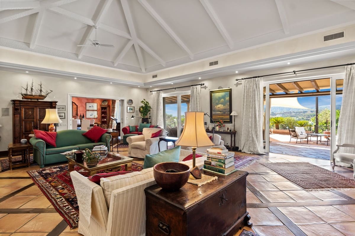 4 bedroom Villa for sale in Benahavis with pool garage - € 3,250,000 (Ref: 7601853)