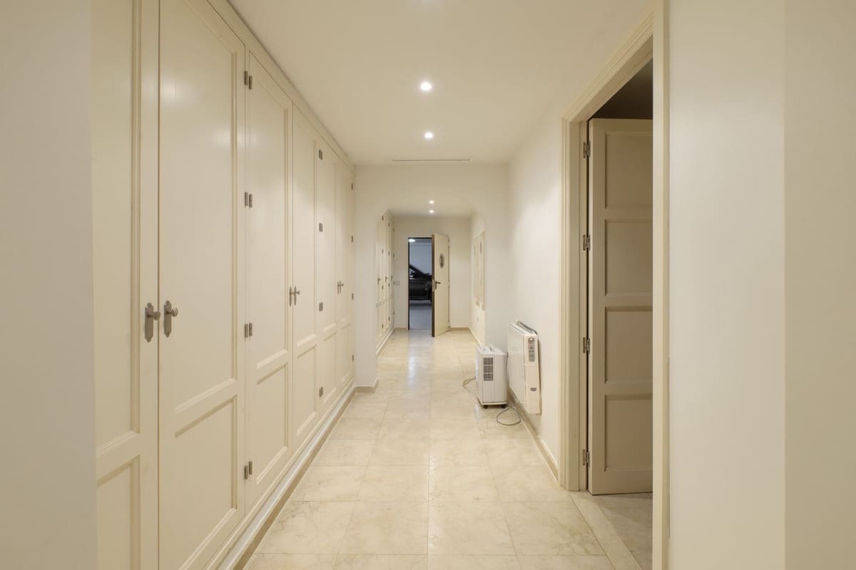 5 bedroom Villa for sale in Marbella with pool garage - € 4,900,000 (Ref: 7617146)