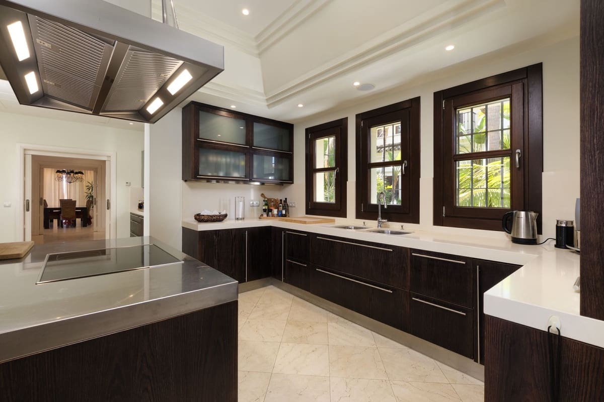 5 bedroom Villa for sale in Marbella with pool garage - € 4,900,000 (Ref: 7617146)