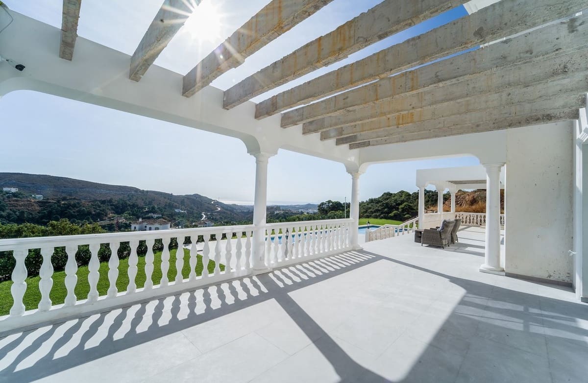6 bedroom Villa for sale in Benahavis with pool garage - € 3,700,000 (Ref: 7683901)