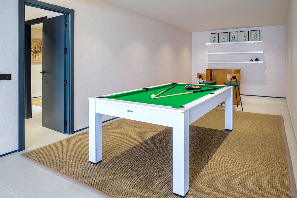 5 bedroom Villa for sale in Nueva Andalucia with pool garage - € 3,400,000 (Ref: 7834457)