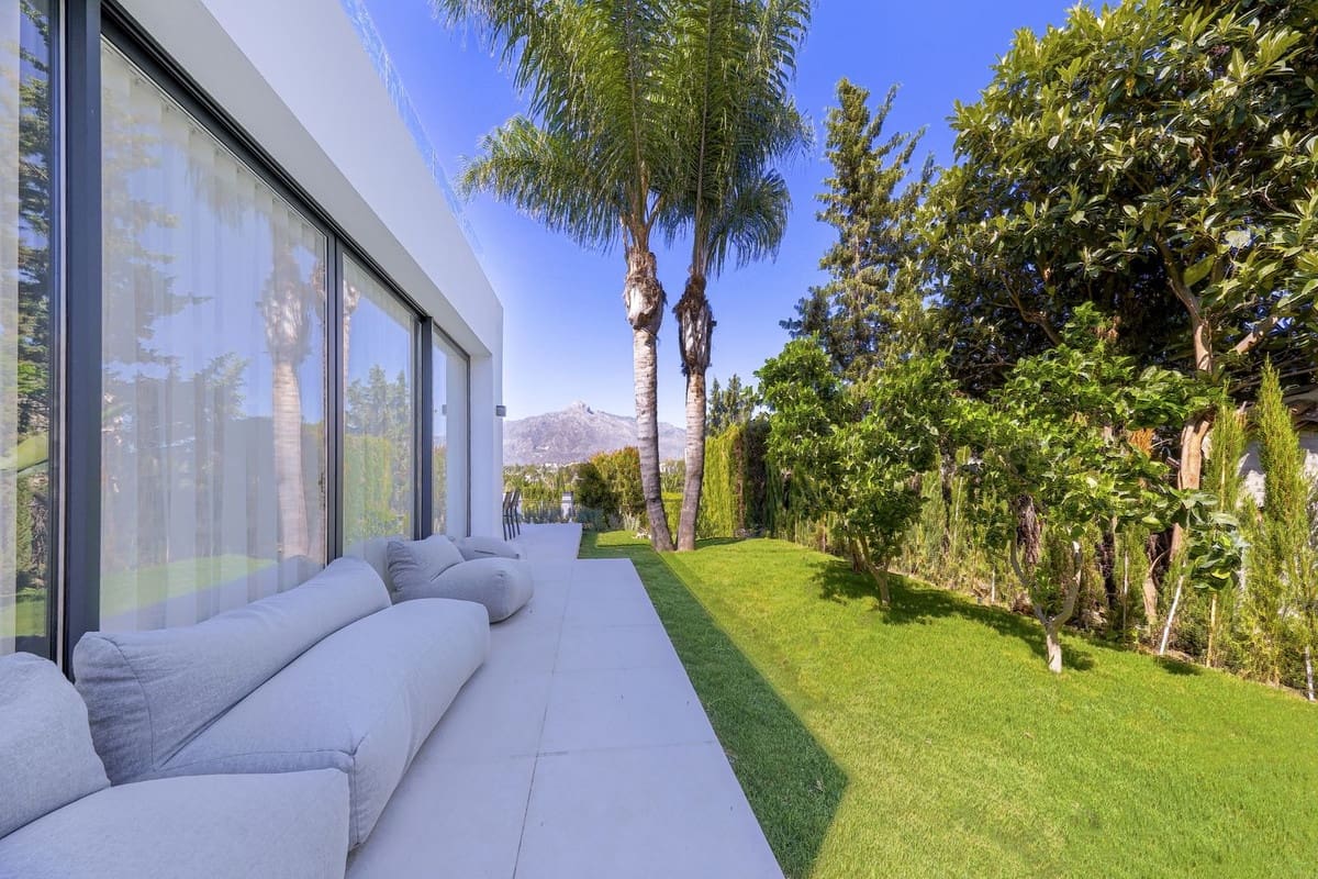 5 bedroom Villa for sale in Nueva Andalucia with pool garage - € 3,400,000 (Ref: 7834457)