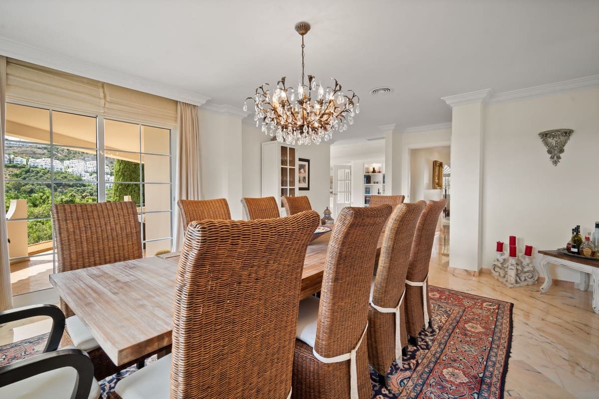 6 bedroom Villa for sale in Benahavis with pool garage - € 3,400,000 (Ref: 7847173)