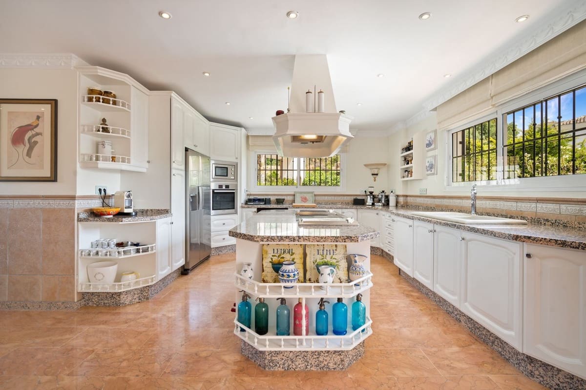 6 bedroom Villa for sale in Benahavis with pool garage - € 3,400,000 (Ref: 7847173)