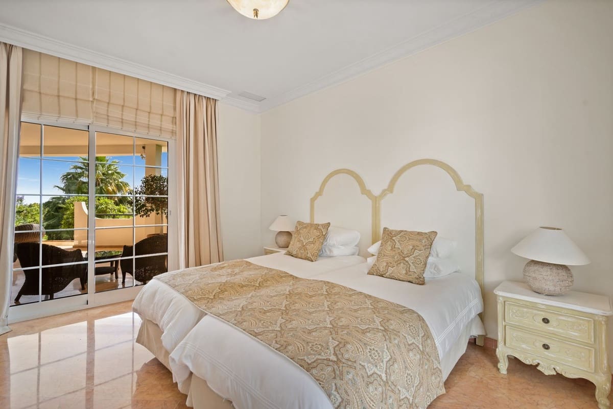 6 bedroom Villa for sale in Benahavis with pool garage - € 3,400,000 (Ref: 7847173)