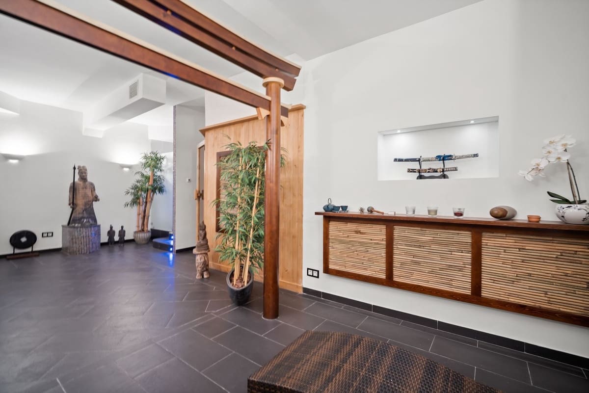 6 bedroom Villa for sale in Benahavis with pool garage - € 3,400,000 (Ref: 7847173)