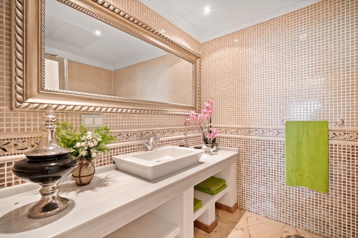 6 bedroom Villa for sale in Benahavis with pool garage - € 3,400,000 (Ref: 7847173)