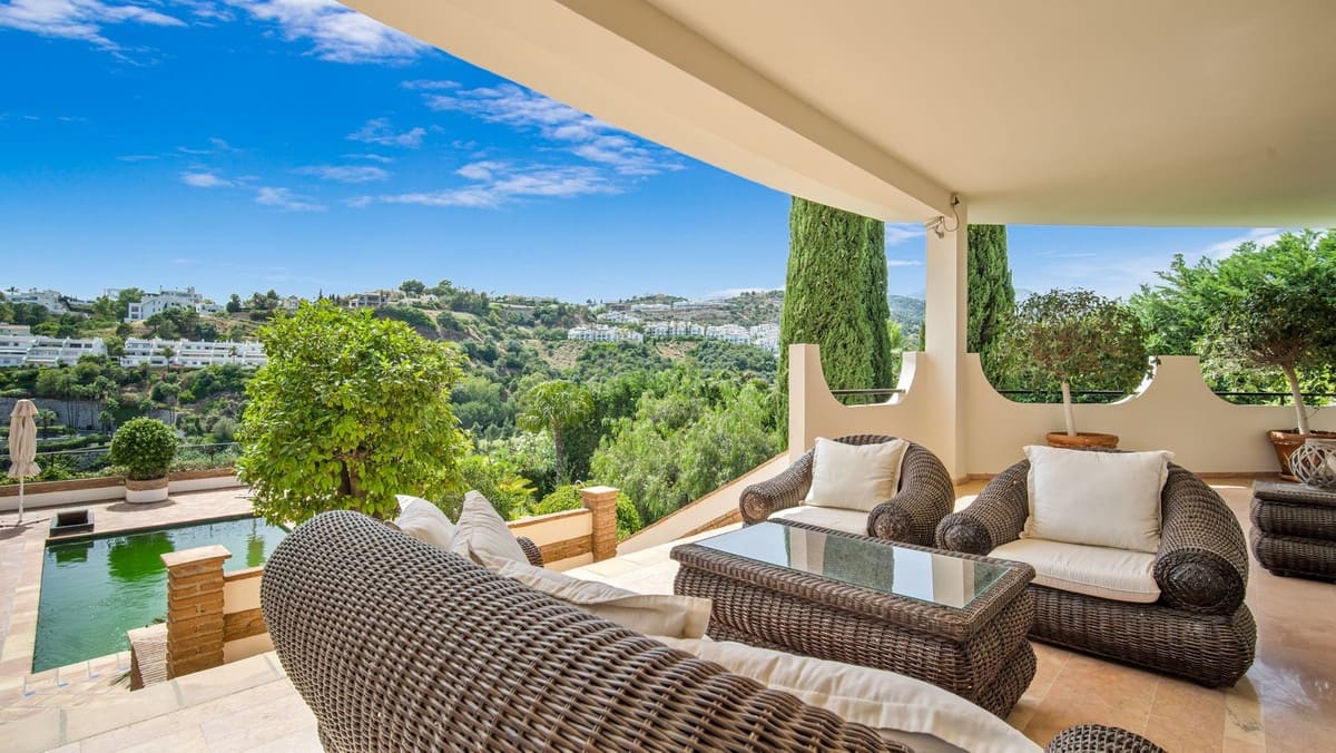 6 bedroom Villa for sale in Benahavis with pool garage - € 3,400,000 (Ref: 7847173)