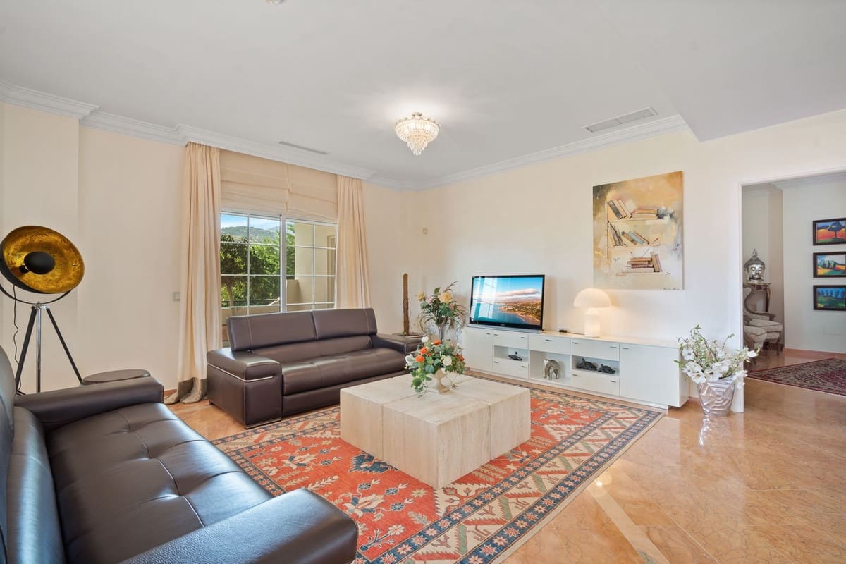 6 bedroom Villa for sale in Benahavis with pool garage - € 3,400,000 (Ref: 7847173)