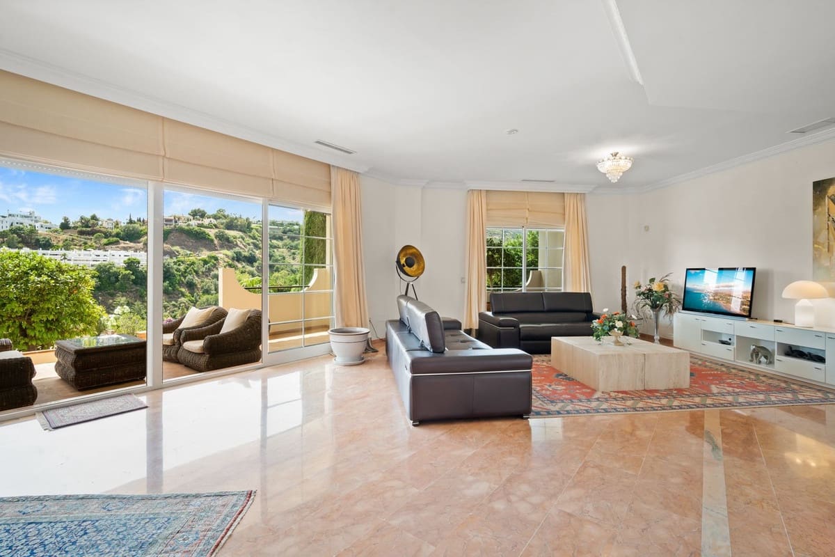 6 bedroom Villa for sale in Benahavis with pool garage - € 3,400,000 (Ref: 7847173)