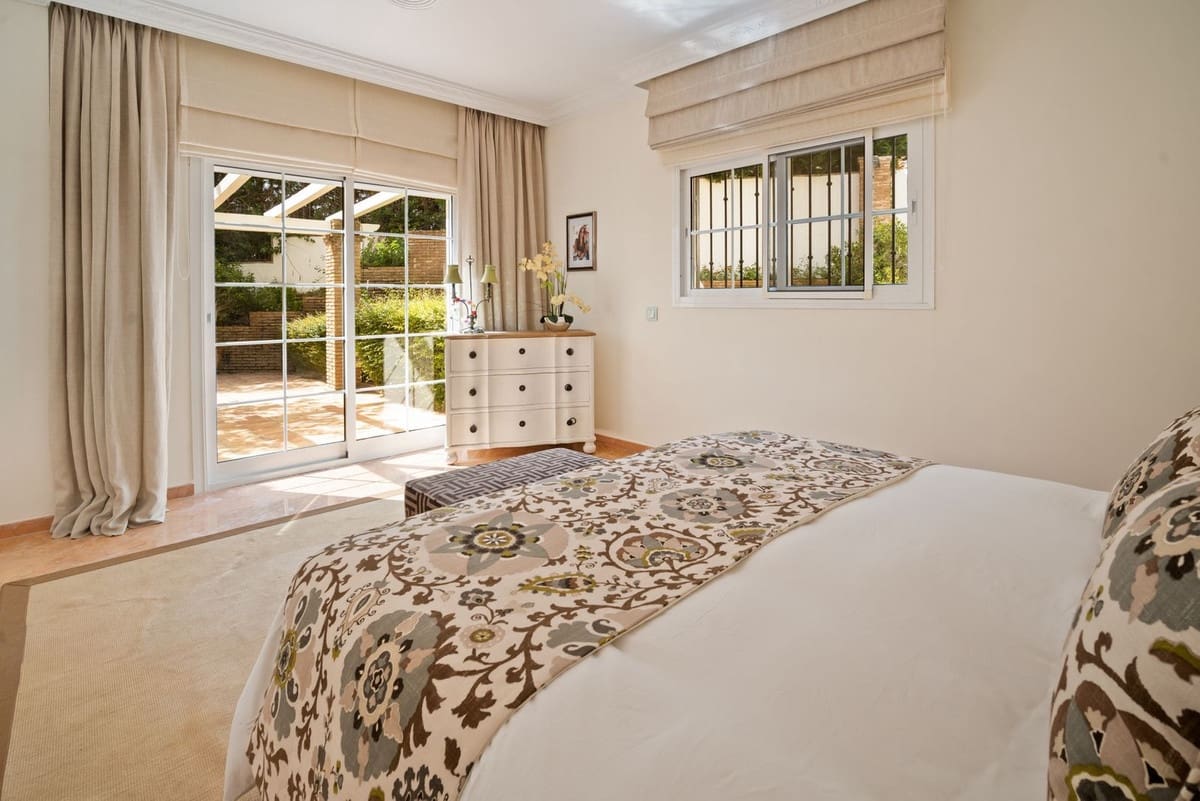 6 bedroom Villa for sale in Benahavis with pool garage - € 3,400,000 (Ref: 7847173)