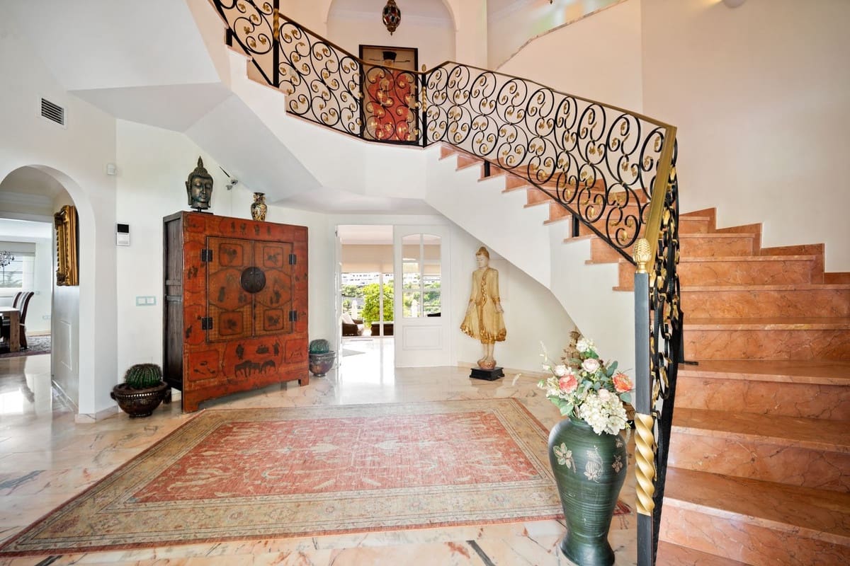 6 bedroom Villa for sale in Benahavis with pool garage - € 3,400,000 (Ref: 7847173)