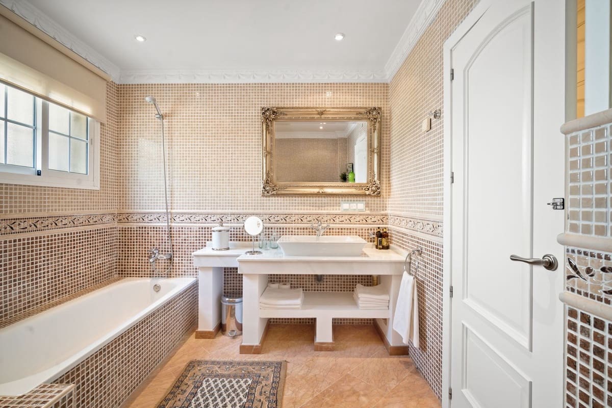 6 bedroom Villa for sale in Benahavis with pool garage - € 3,400,000 (Ref: 7847173)