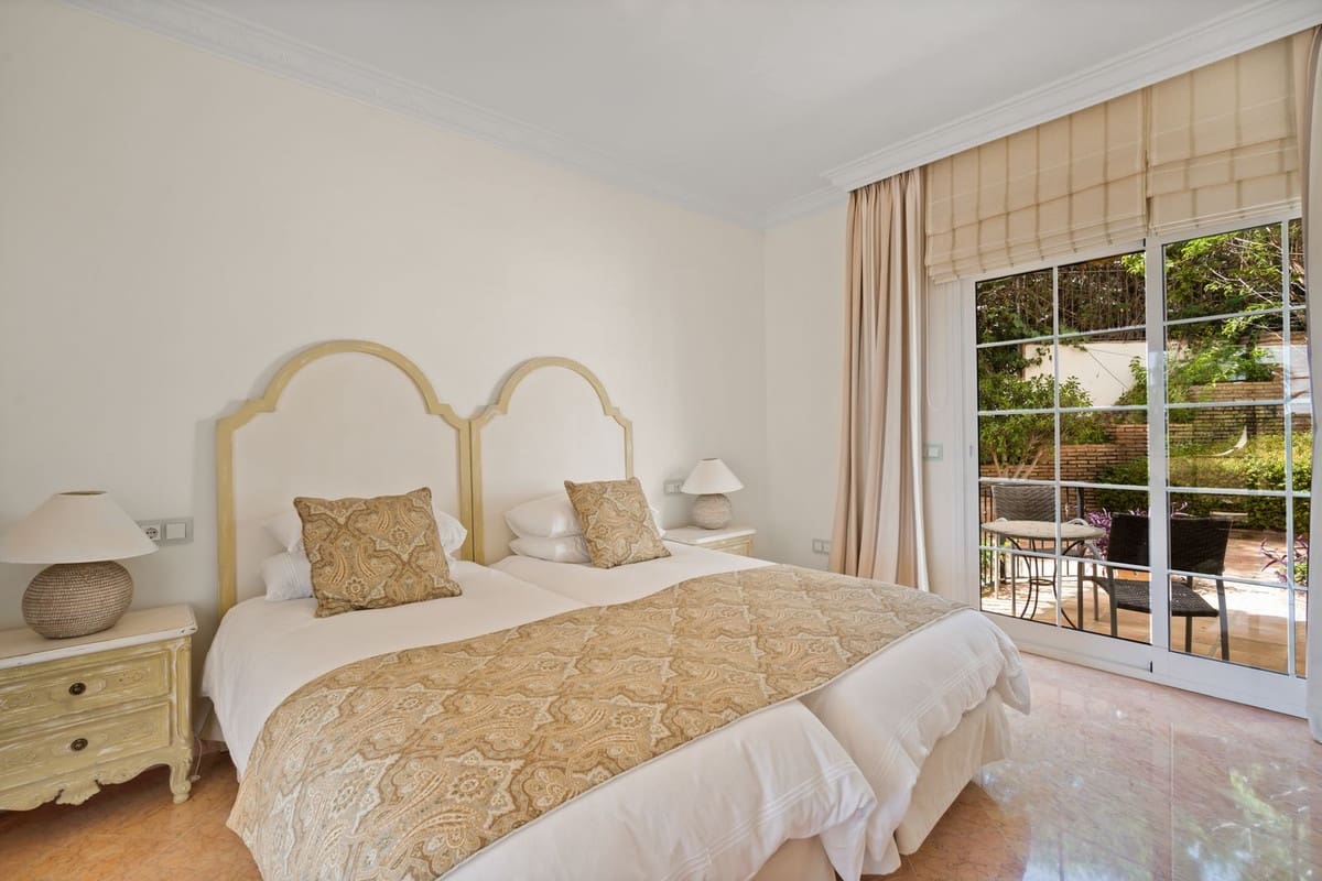 6 bedroom Villa for sale in Benahavis with pool garage - € 3,400,000 (Ref: 7847173)
