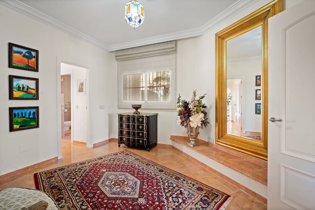 6 bedroom Villa for sale in Benahavis with pool garage - € 3,400,000 (Ref: 7847173)