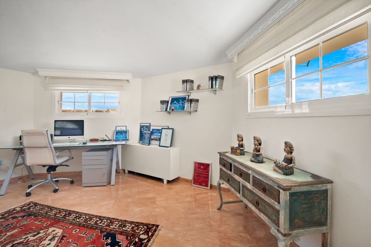 6 bedroom Villa for sale in Benahavis with pool garage - € 3,400,000 (Ref: 7847173)