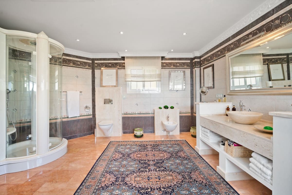 6 bedroom Villa for sale in Benahavis with pool garage - € 3,400,000 (Ref: 7847173)
