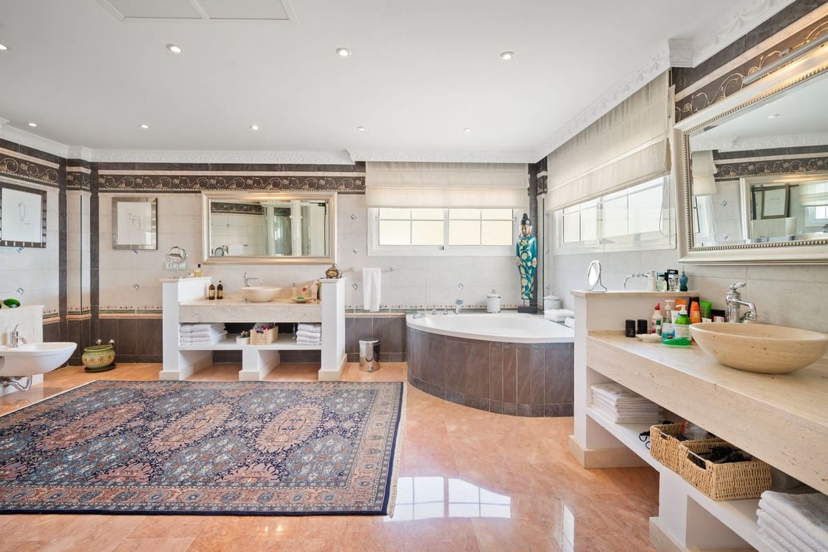 6 bedroom Villa for sale in Benahavis with pool garage - € 3,400,000 (Ref: 7847173)