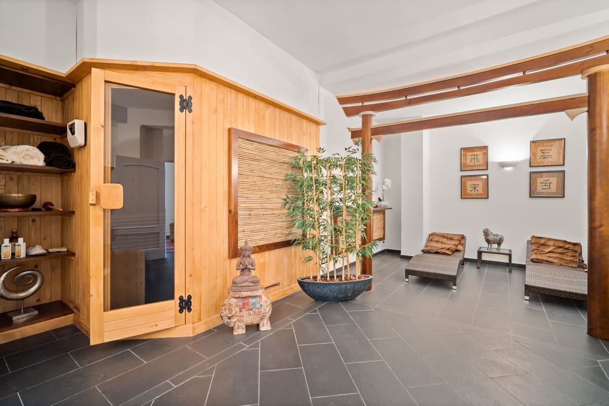 6 bedroom Villa for sale in Benahavis with pool garage - € 3,400,000 (Ref: 7847173)
