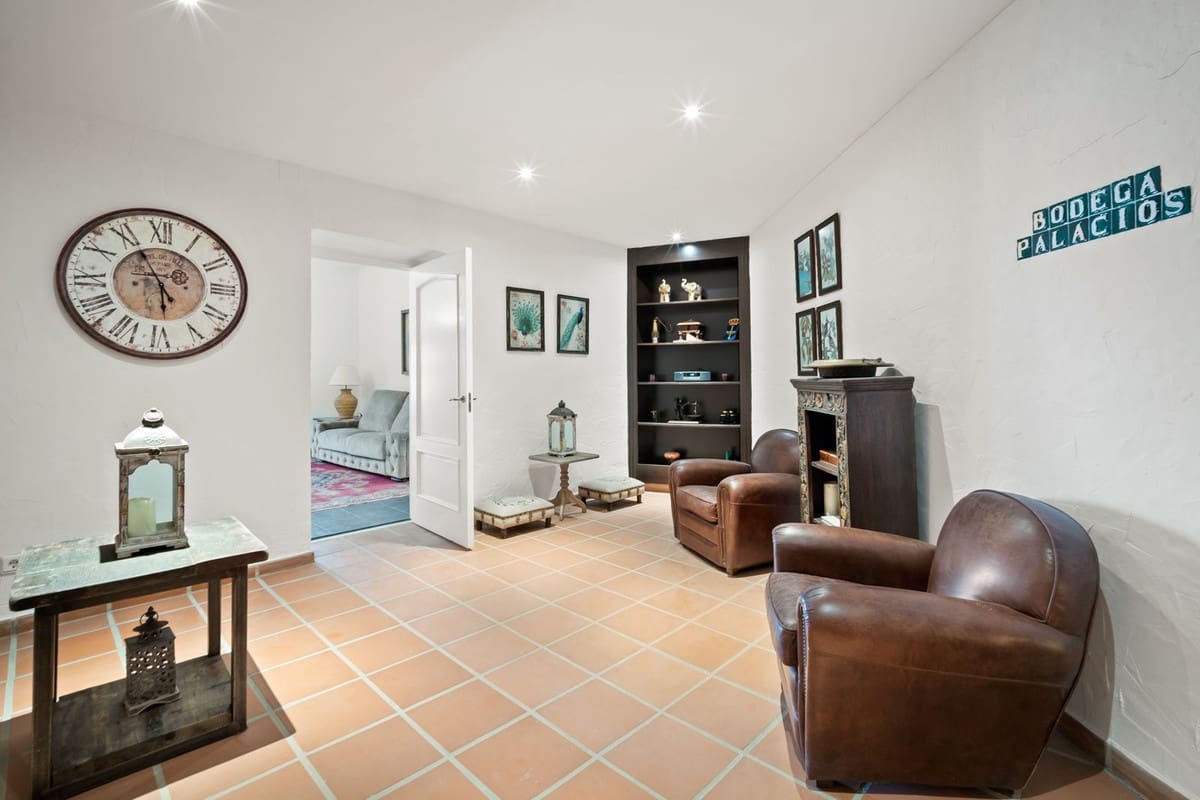 6 bedroom Villa for sale in Benahavis with pool garage - € 3,400,000 (Ref: 7847173)