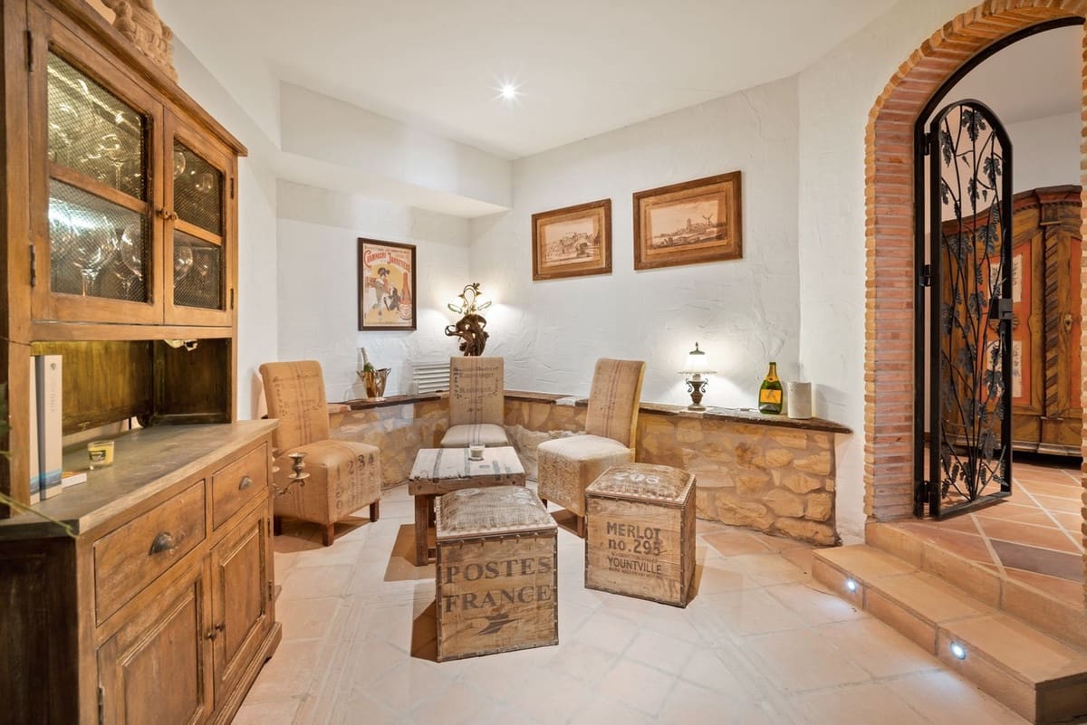 6 bedroom Villa for sale in Benahavis with pool garage - € 3,400,000 (Ref: 7847173)