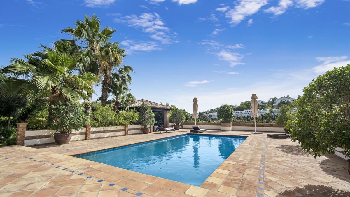 6 bedroom Villa for sale in Benahavis with pool garage - € 3,400,000 (Ref: 7847173)