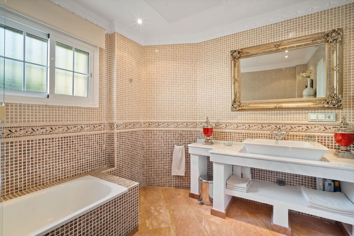 6 bedroom Villa for sale in Benahavis with pool garage - € 3,400,000 (Ref: 7847173)