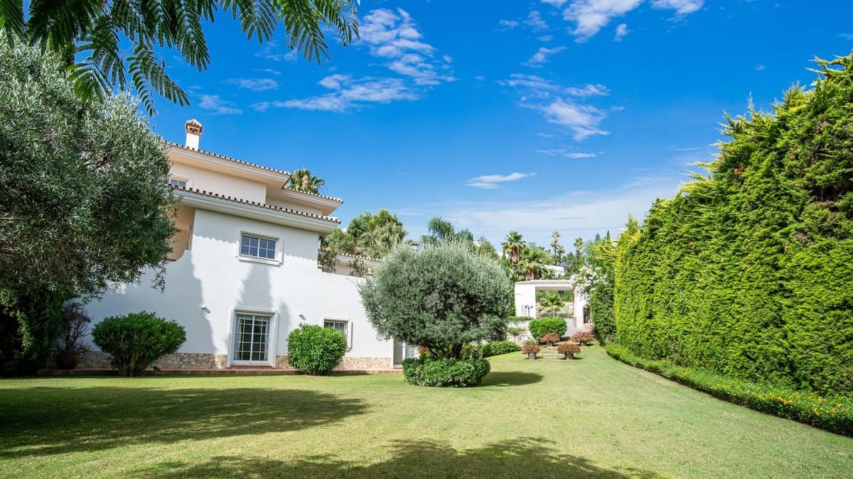 6 bedroom Villa for sale in Benahavis with pool garage - € 3,400,000 (Ref: 7847173)