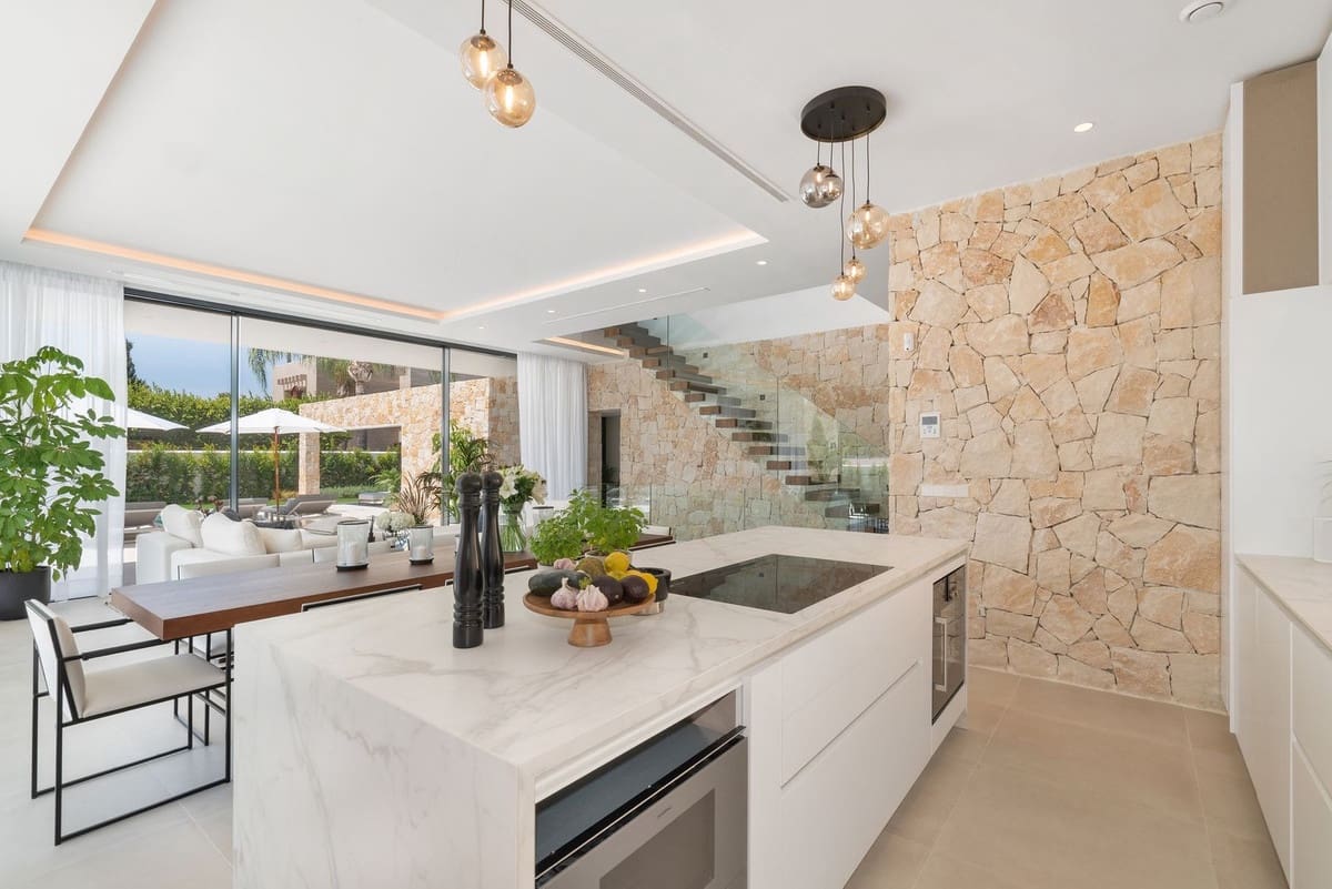 6 bedroom Villa for sale in San Pedro de Alcantara with pool garage - € 3,795,000 (Ref: 7865833)