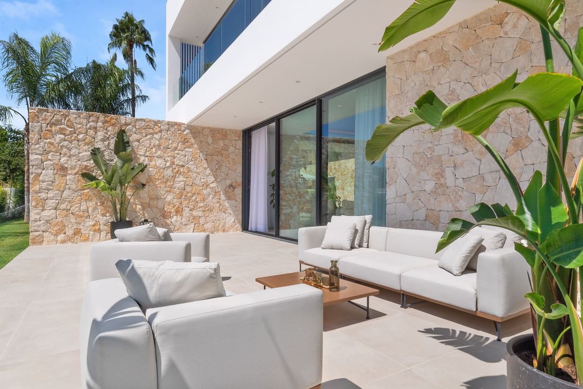 6 bedroom Villa for sale in San Pedro de Alcantara with pool garage - € 3,795,000 (Ref: 7865833)