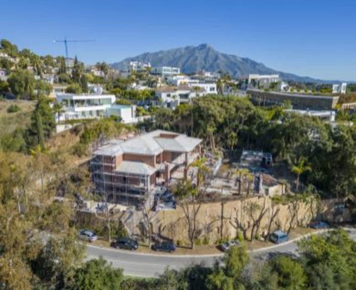 7 bedroom Villa for sale in La Quinta with pool garage - € 14,500,000 (Ref: 7876373)