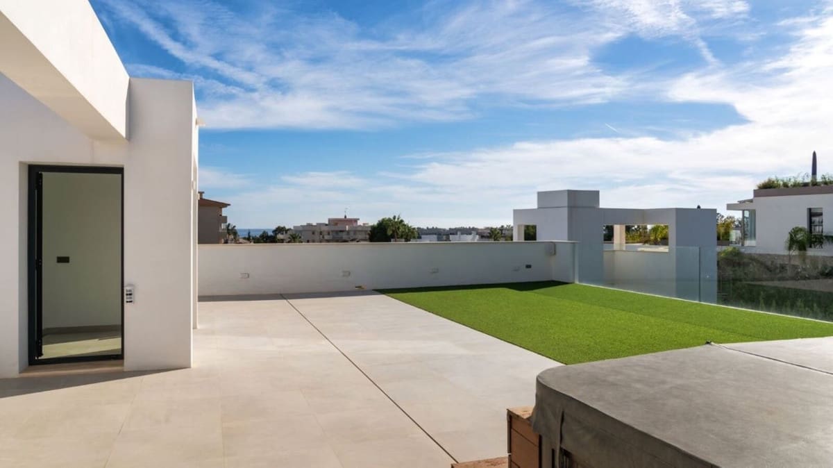 5 bedroom Villa for sale in Marbella with pool garage - € 4,750,000 (Ref: 7876374)