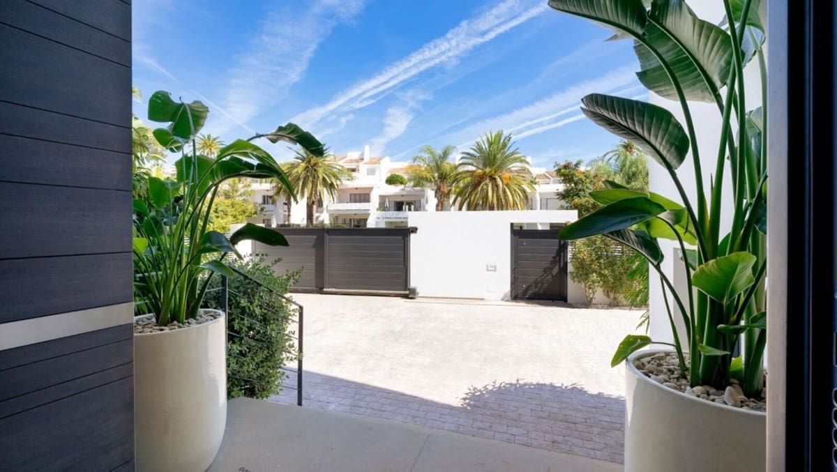 5 bedroom Villa for sale in Marbella with pool garage - € 4,750,000 (Ref: 7876374)