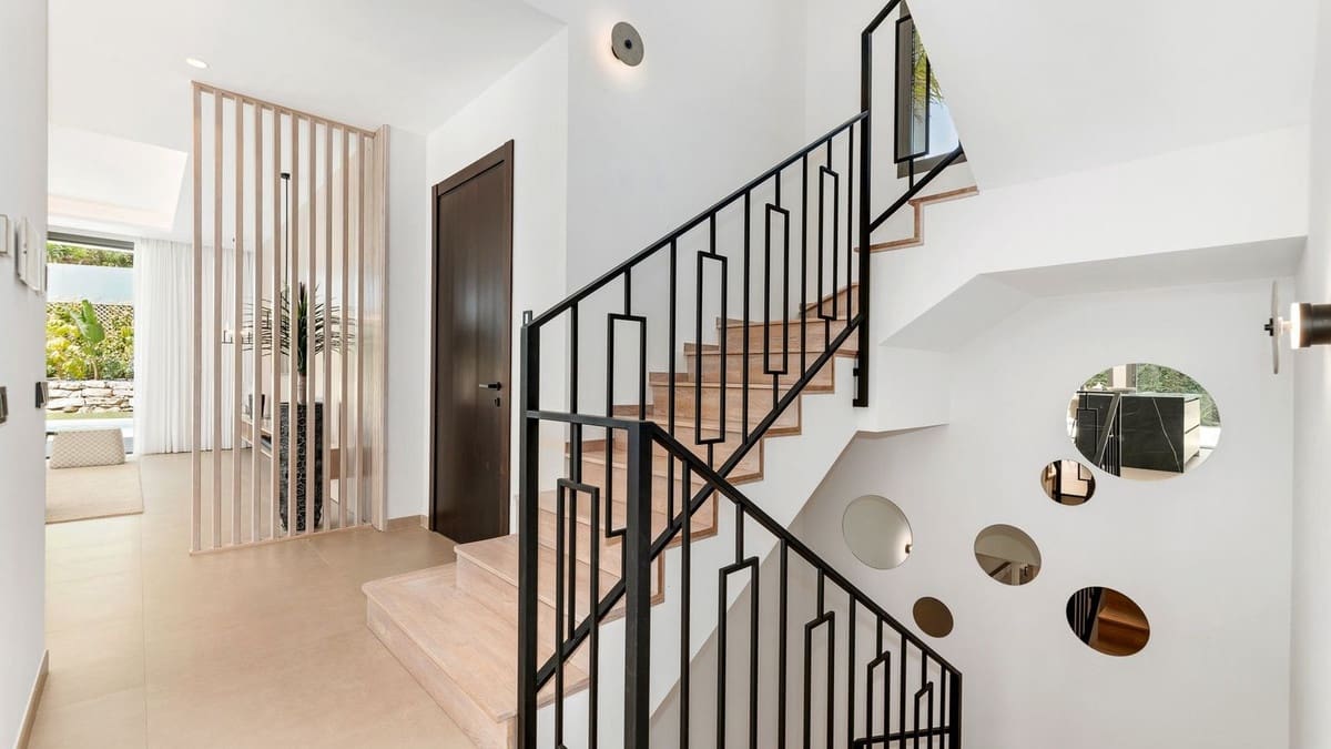 4 bedroom Villa for sale in Nueva Andalucia with pool garage - € 4,495,000 (Ref: 7954402)