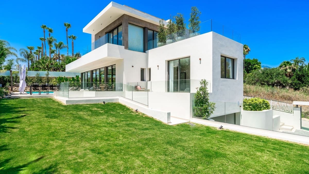 4 bedroom Villa for sale in Nueva Andalucia with pool garage - € 4,495,000 (Ref: 7954402)