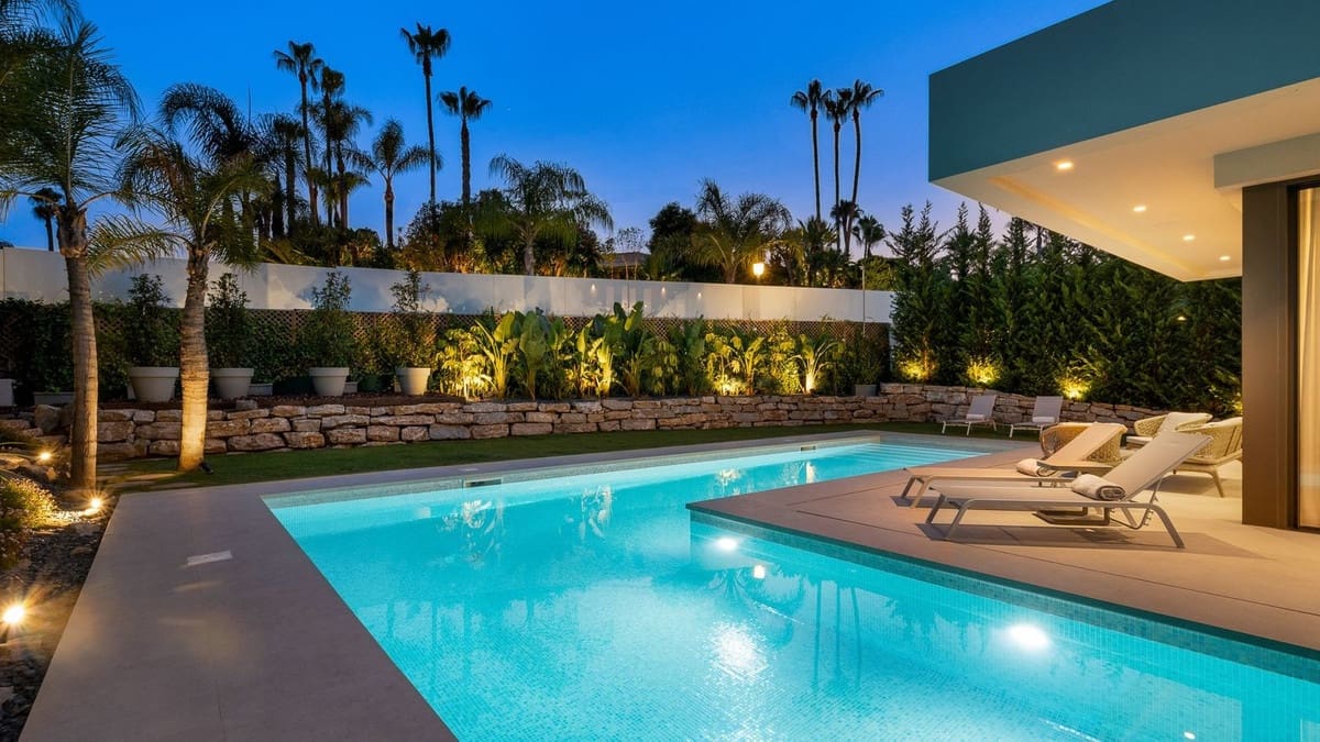 4 bedroom Villa for sale in Nueva Andalucia with pool garage - € 4,495,000 (Ref: 7954402)