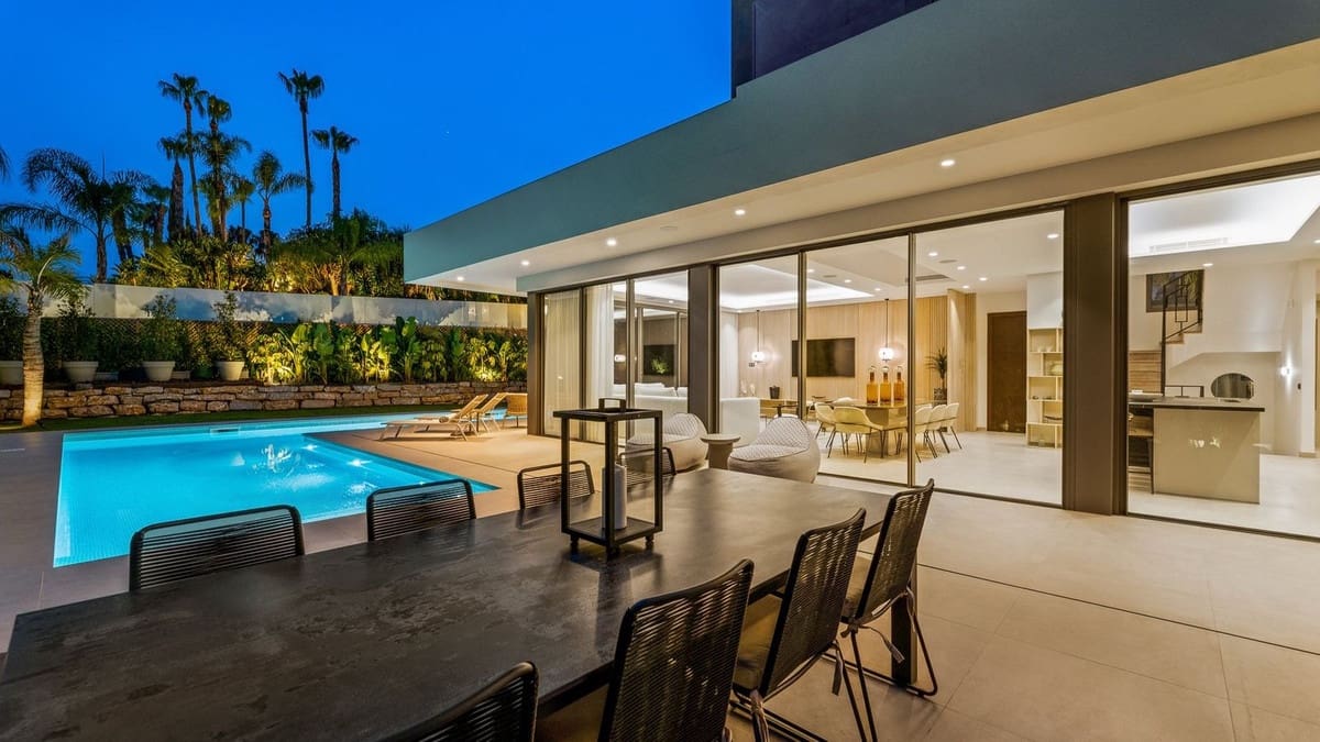 4 soveværelse Villa til salg i Nueva Andalucia med swimmingpool garage - € 4.495.000 (Ref: 7954402)