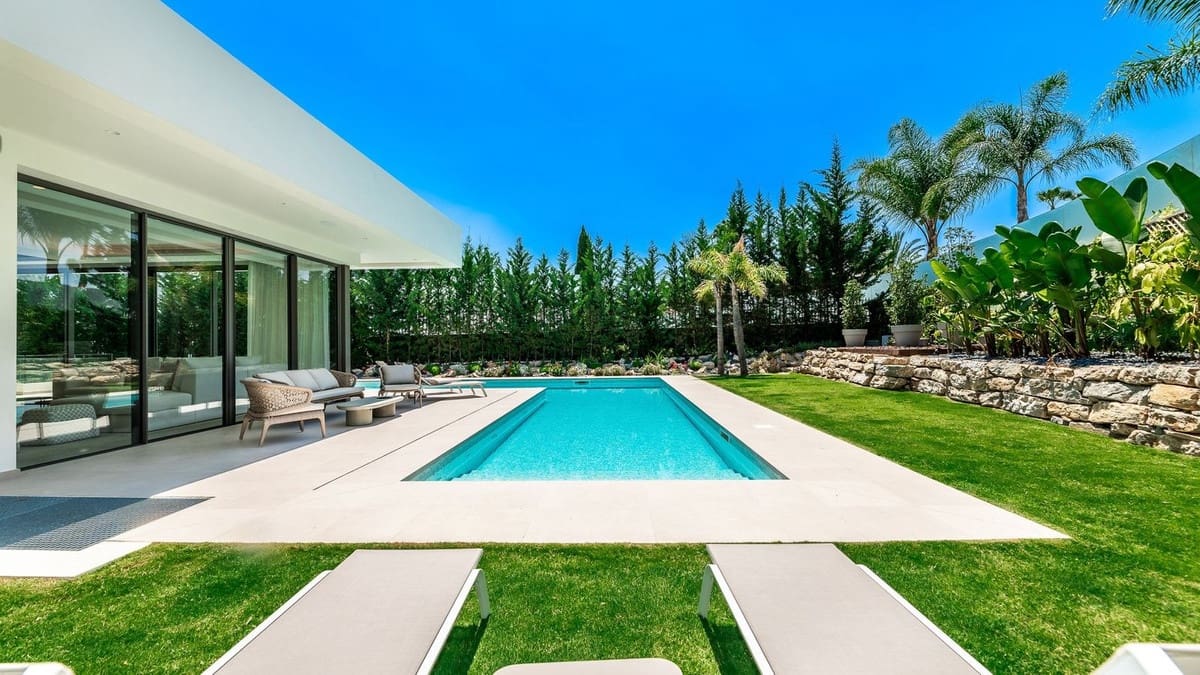 4 soveværelse Villa til salg i Nueva Andalucia med swimmingpool garage - € 4.495.000 (Ref: 7954402)