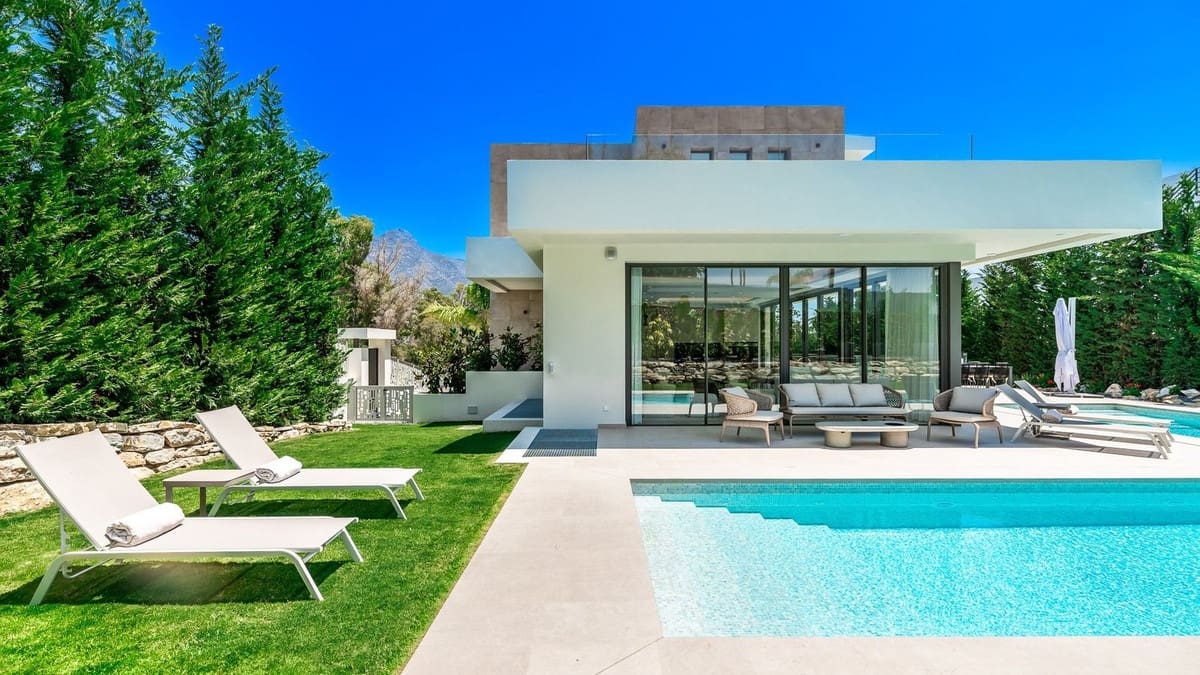 4 bedroom Villa for sale in Nueva Andalucia with pool garage - € 4,495,000 (Ref: 7954402)