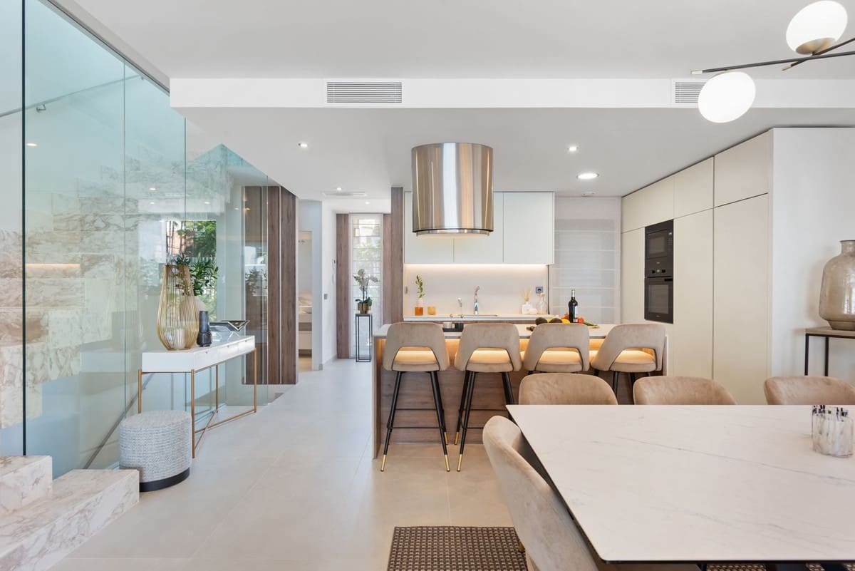 5 bedroom Semi-detached Villa for sale in Puerto Banus with pool garage - € 2,195,000 (Ref: 7958298)