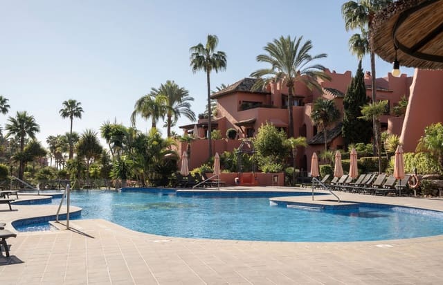 Apartamento de 3 habitaciones en Estepona en venta con piscina garaje - 1.425.000 € (Ref: 8035746)