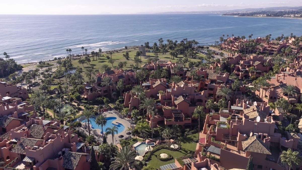 3 bedroom Apartment for sale in Estepona with pool garage - € 1,425,000 (Ref: 8035746)