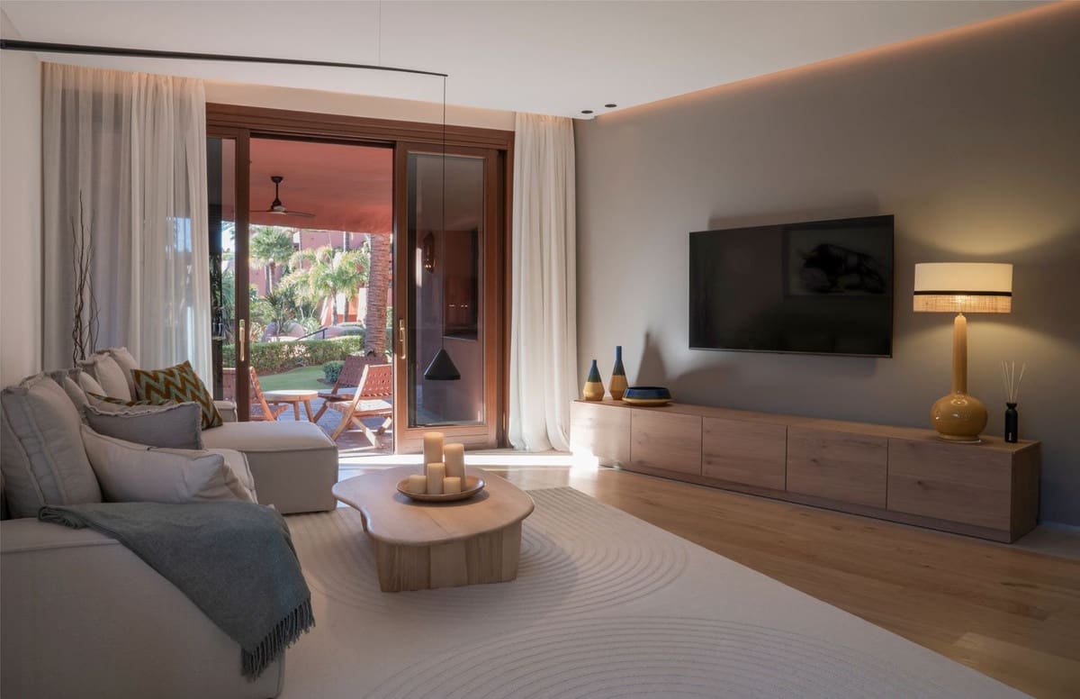 Apartamento de 3 habitaciones en Estepona en venta con piscina garaje - 1.425.000 € (Ref: 8035746)