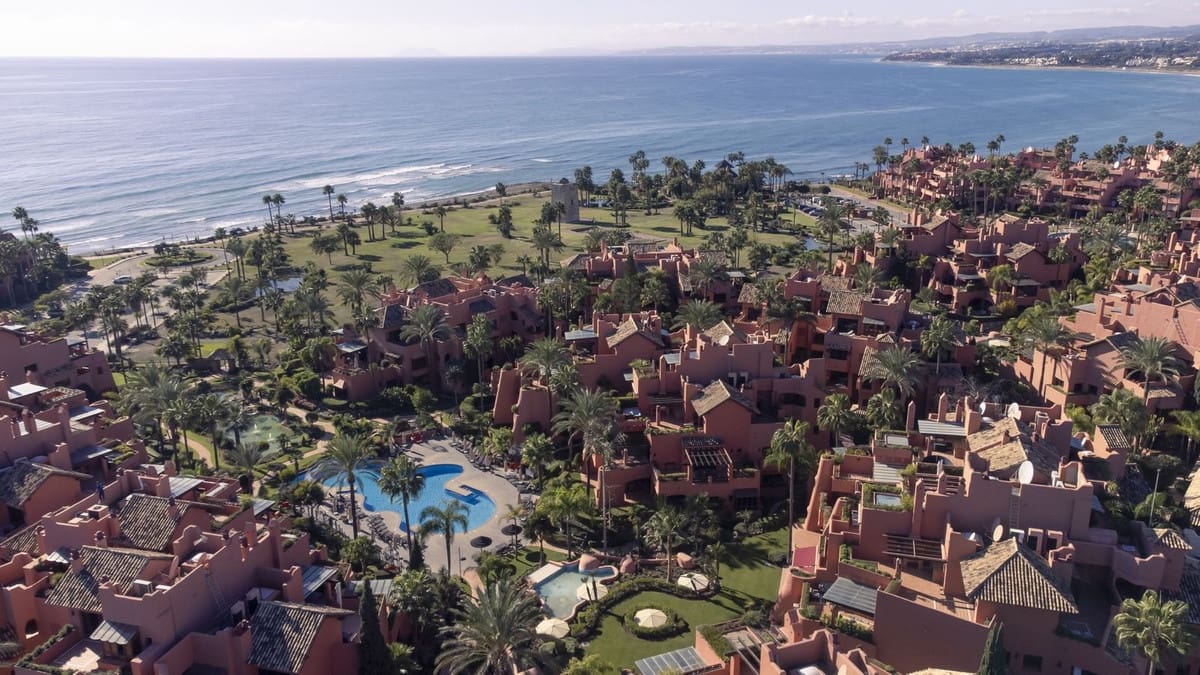 Apartamento de 3 habitaciones en Estepona en venta con piscina garaje - 1.425.000 € (Ref: 8035746)