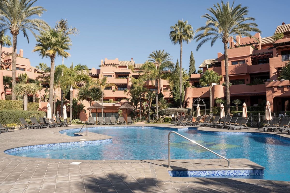 Apartamento de 3 habitaciones en Estepona en venta con piscina garaje - 1.425.000 € (Ref: 8035746)